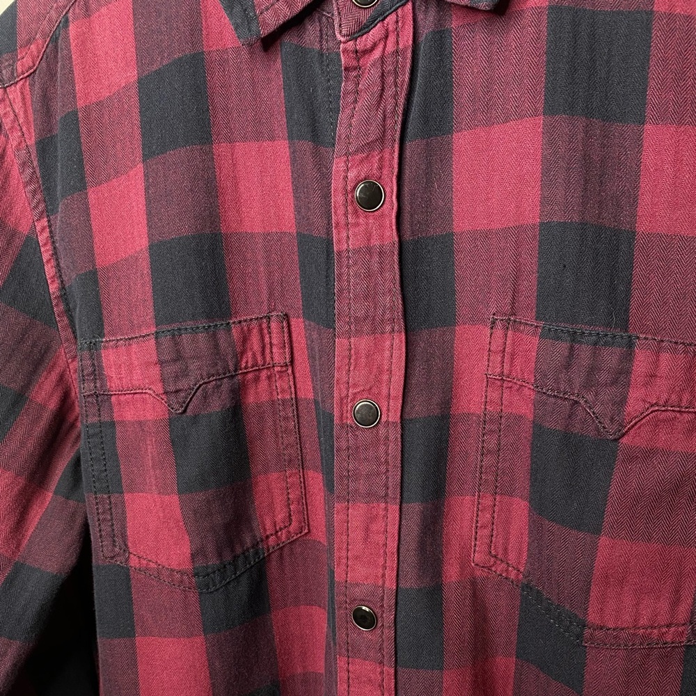 Guess Checkered Button Down. - Picture 6 of 8